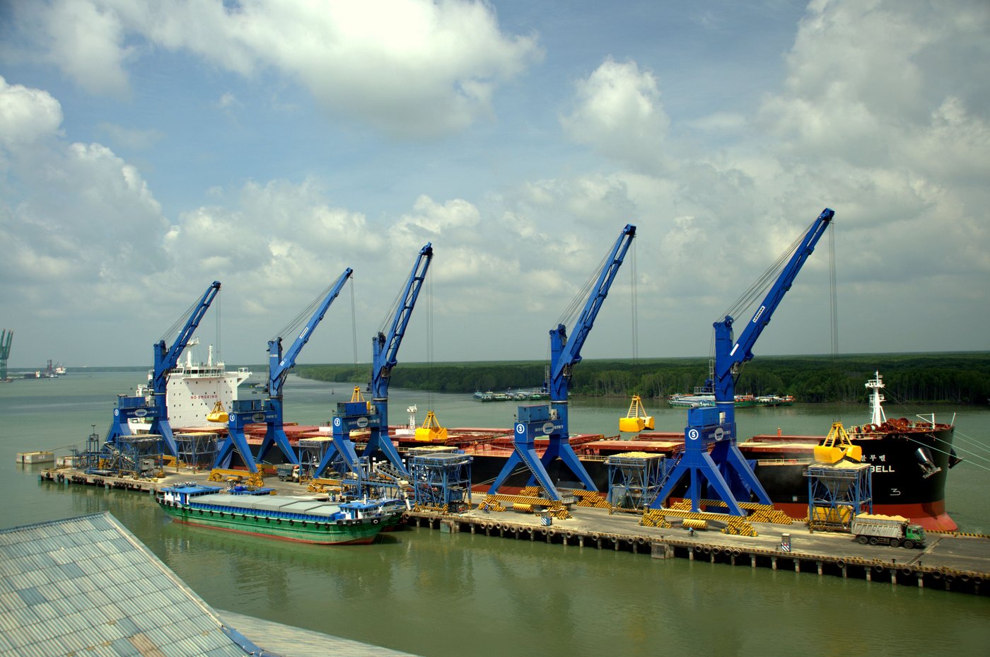 Xếp dỡ hàng siêu trường siêu trọng