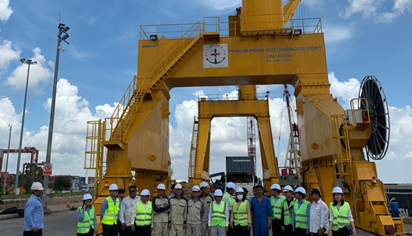 Chân đế di động cho TCC 230 tại cảng PPAP, Cambodia