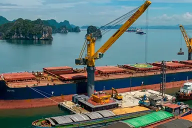 Cẩu nổi CBG 360 chuyển tại than của Tín Thành/QNL tại Quảng Ninh